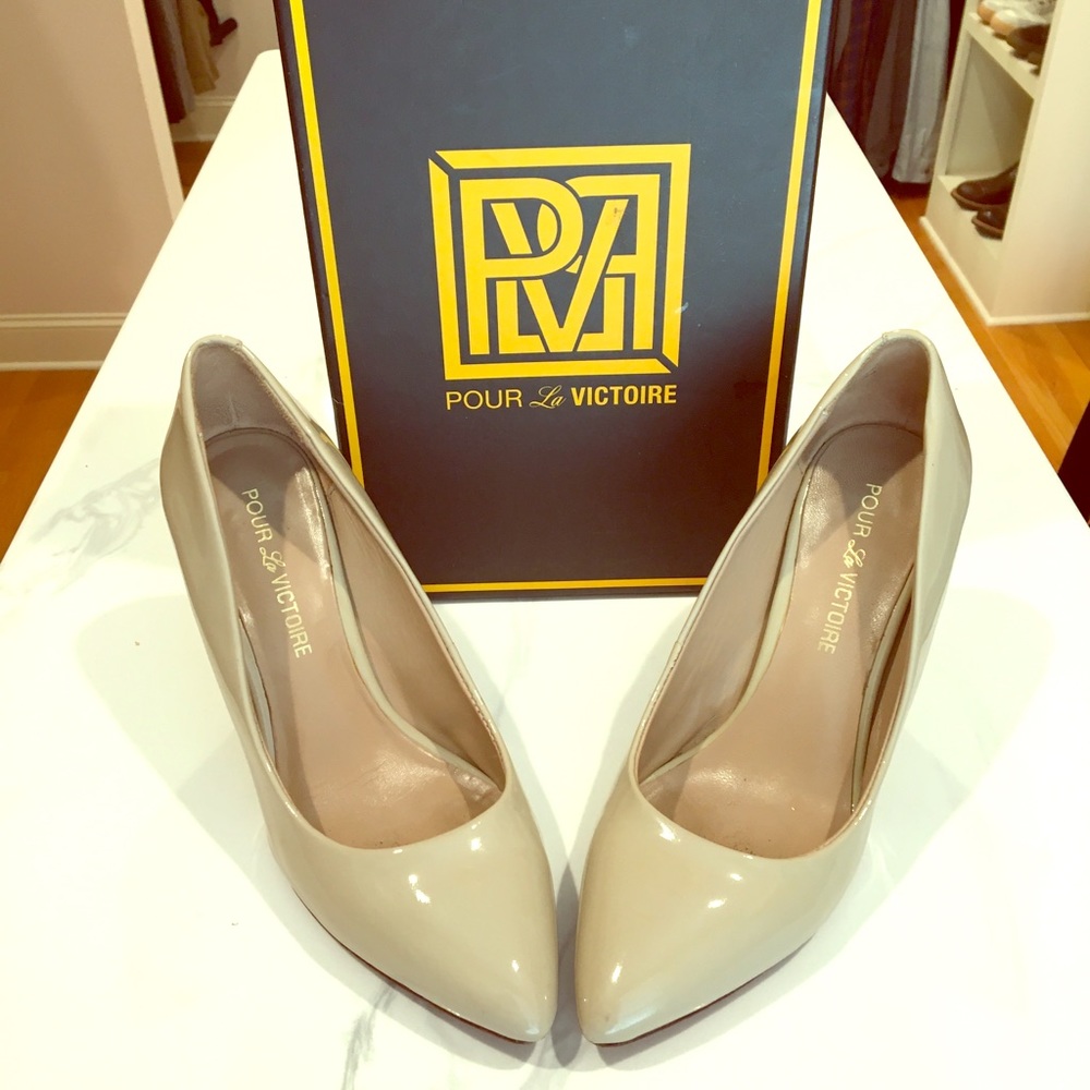 Pour La  Victoire Mai Taupe patent wedge sz 8.5